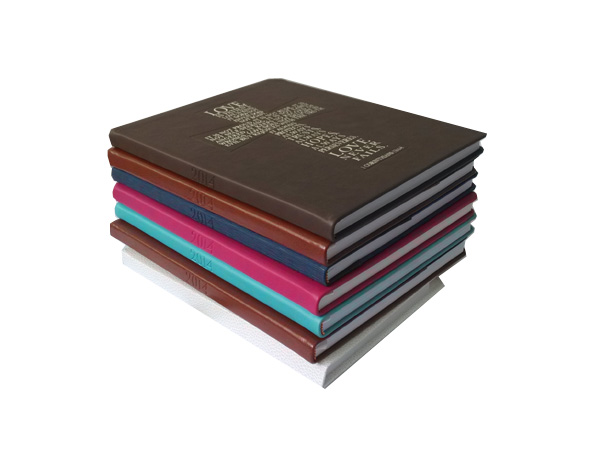 ноутбук и журнал