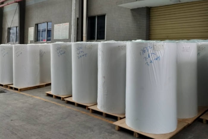 Self-adhesive thermal logistics label